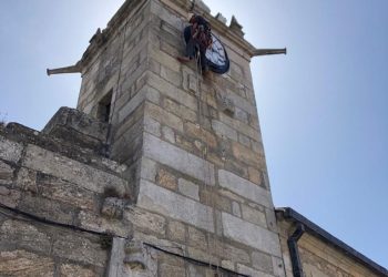 A Guarda inicia a reparación da esfera da súa prezada Torre do Reló