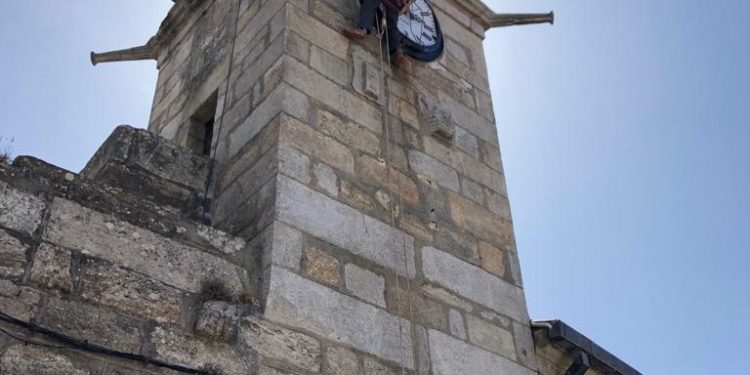A Guarda inicia a reparación da esfera da súa prezada Torre do Reló