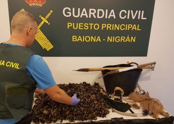 Detienen a un conocido furtivo vigués extrayendo percebe en la costa de Baiona