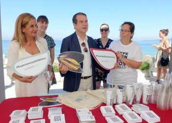 A campaña ‘Experiencias Sostibles’ repartiu 44.000 vasos compostables e 2.000 bolsas de tela