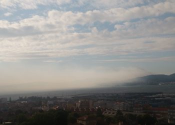 Medios terrestres y aéreos combaten otro incendio forestal en Punta Couso