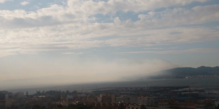 Medios terrestres y aéreos combaten otro incendio forestal en Punta Couso