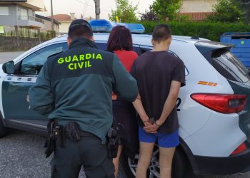 Sorprenden a una pareja de jóvenes de Mos robando cobre en una nave empresarial