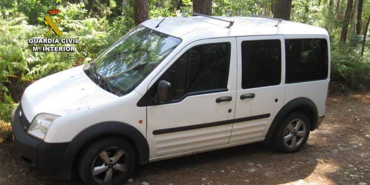 Un conductor sin puntos se fuga de la Guardia Civil en Salvaterra y su pareja presenta una denuncia falsa por robo