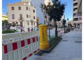 El encanto de las jardineras con buzones