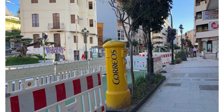 El encanto de las jardineras con buzones