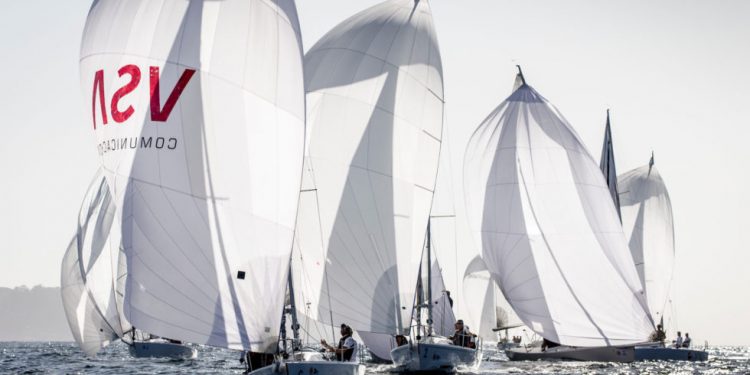 Cerca de 200 barcos llenan de velas Sanxenxo