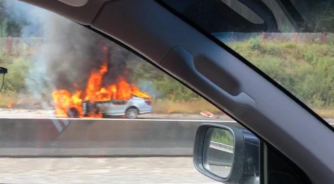 Evacuado a un centro médico tras arder su vehículo en la AP-9 en O Porriño