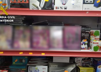 La Guardia Civil interviene 104 películas pornográficas al alcance de menores en un bazar de Marín
