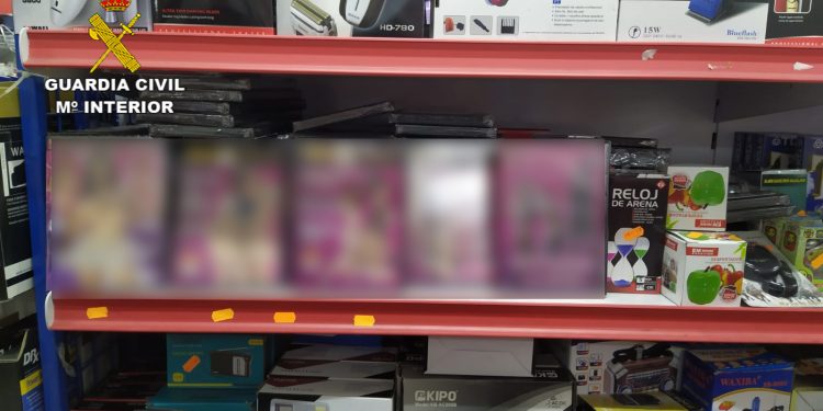 La Guardia Civil interviene 104 películas pornográficas al alcance de menores en un bazar de Marín