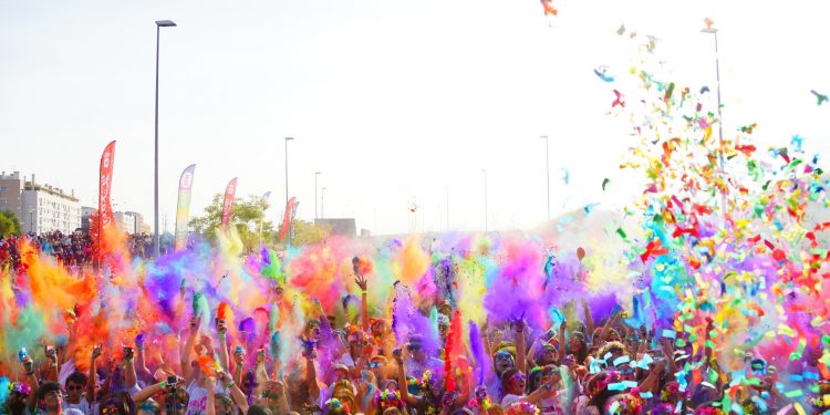 A Holi Party encherá de cores a Praza Maior de Ponteareas