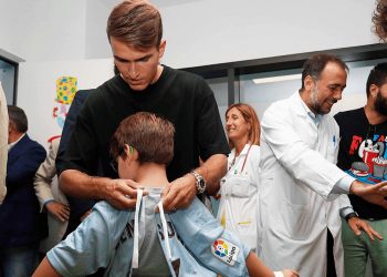 El Celta ‘tiñe’ de celeste las batas de los niños hospitalizados en el Álvaro Cunqueiro