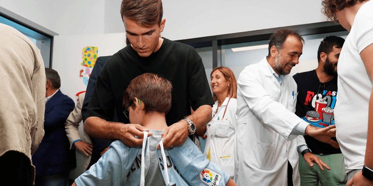 El Celta ‘tiñe’ de celeste las batas de los niños hospitalizados en el Álvaro Cunqueiro