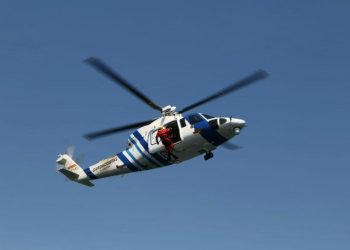 Trasladan al Cunqueiro a un pescador que fue rescatado tras caer al mar en A Guarda