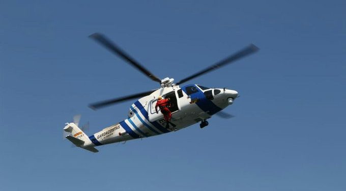 Trasladan al Cunqueiro a un pescador que fue rescatado tras caer al mar en A Guarda