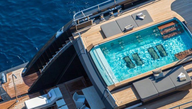 Amarra en Vigo el megayate “Icon”, en alquiler por 550.000 € a la semana