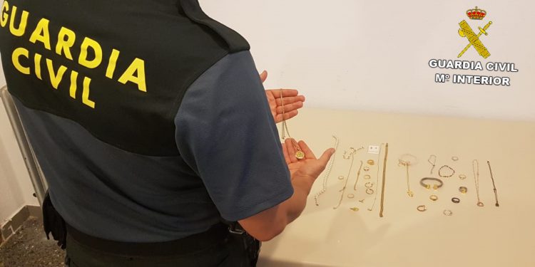 Investigan a una vecina de Nigrán por el hurto de unas joyas en casa de su suegra