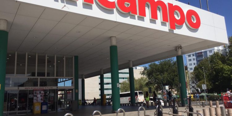 El Concello pide “amistosamente” a la empresa que alquila patinetes que no use el mobiliario público