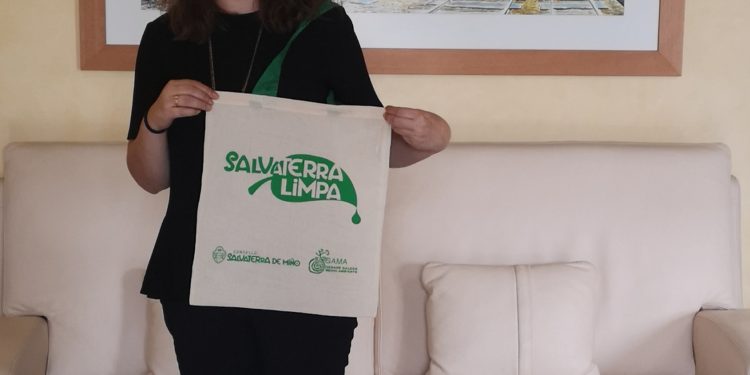 Salvaterra entrega 1.000 bolsas de algodón entre os veciños para reducir o uso de plástico