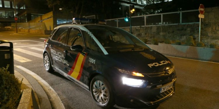 Detenido en Vigo tras ser descubierto robando en un coche aparcado en la calle