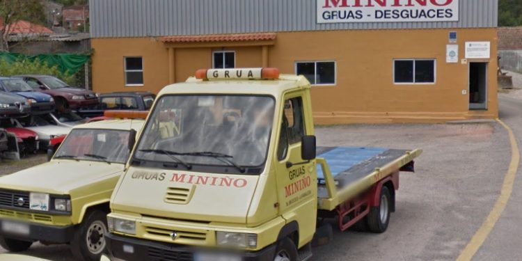 Arden 200 coches en un desguace de Nigrán