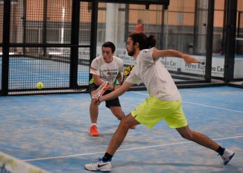 Máis que Auga ofrece clases de pádel gratuítas para iniciarse no deporte