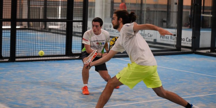 Máis que Auga ofrece clases de pádel gratuítas para iniciarse no deporte
