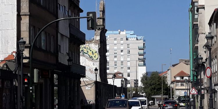Estudian construir el Barrio do Cura sin retirar la fachada de la iglesia del asilo