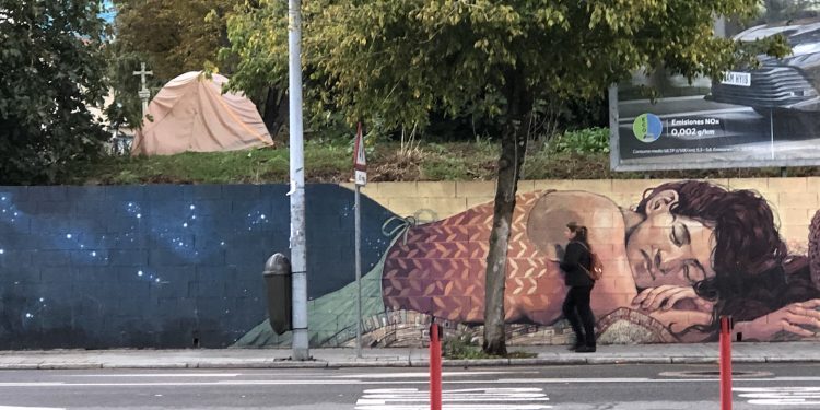 Durmiendo bajo la lona