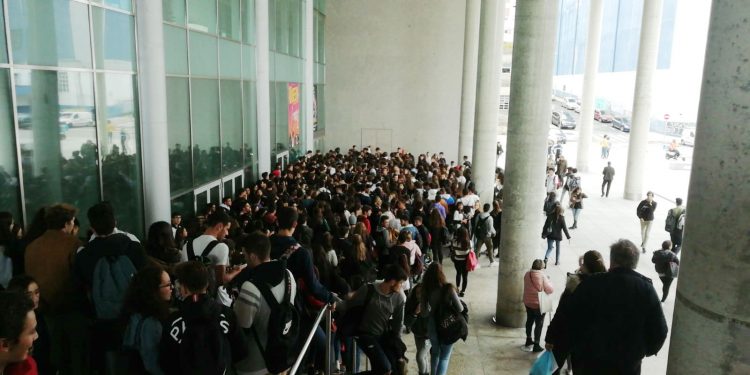 Avalancha juvenil por entradas para la fiesta de Fin de Año en el Auditorio Mar de Vigo