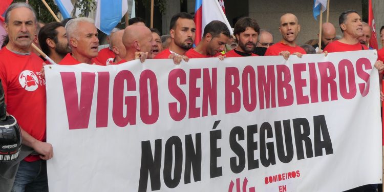 Declarado nulo el decreto del Concello que impone horas extra a los bomberos