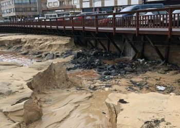 La lluvia torrencial deja en el aire el paseo de madera de Panxón