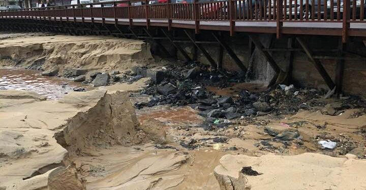 La lluvia torrencial deja en el aire el paseo de madera de Panxón