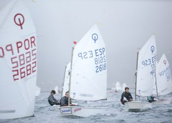 El catalán Izan Codinachs gana la única manga celebrada en la Ría de Vigo