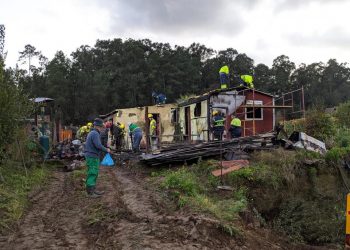 Voluntarios se organizan para reconstruir la casa de una familia de Mos tras un voraz incendio