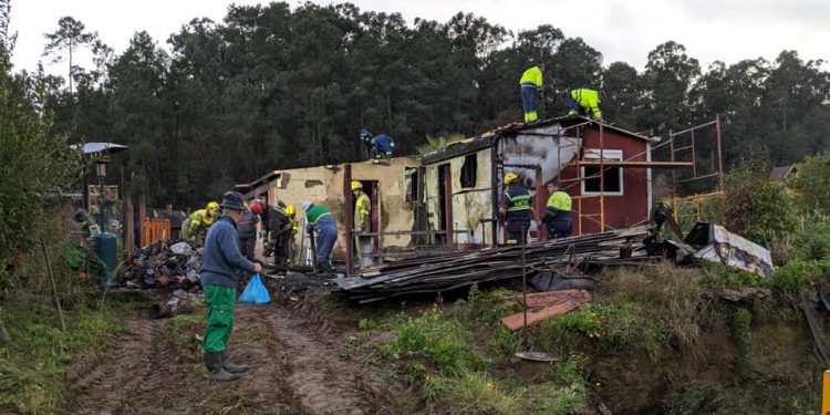 Voluntarios se organizan para reconstruir la casa de una familia de Mos tras un voraz incendio