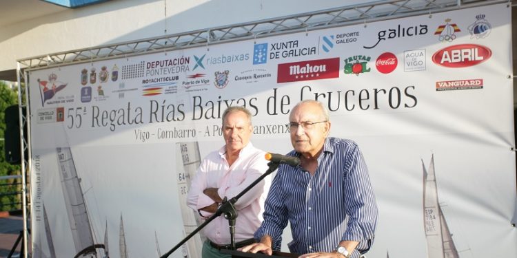 Minuto de silencio de las secciones del Náutico de Vigo por Rafael Tapias