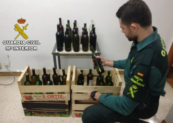Decomisan 60 litros de vino y licores de fabricación artesanal en un bar de Gondomar