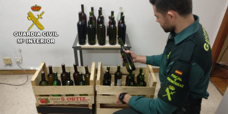 Decomisan 60 litros de vino y licores de fabricación artesanal en un bar de Gondomar