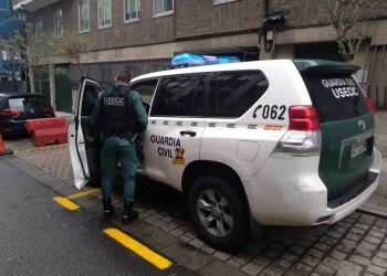 Un guardia civil le salva la vida al hijo de un compañero en el cuartel de Cangas