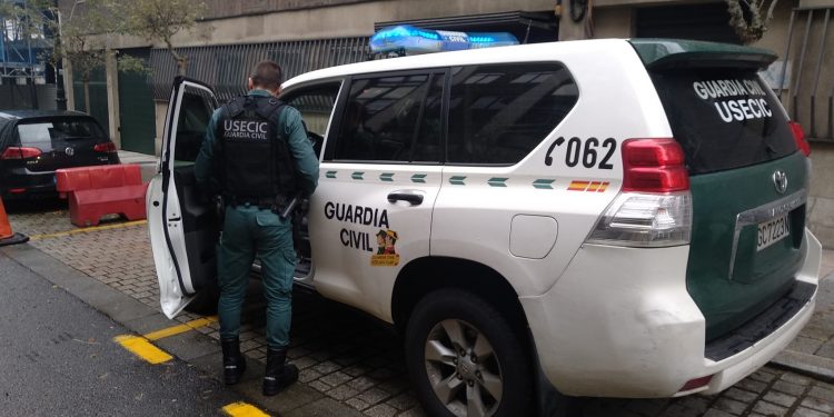 Un guardia civil le salva la vida al hijo de un compañero en el cuartel de Cangas