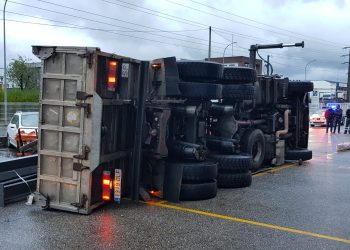 Muere un trabajador al volcar el camión que conducía en una nave de O Porriño