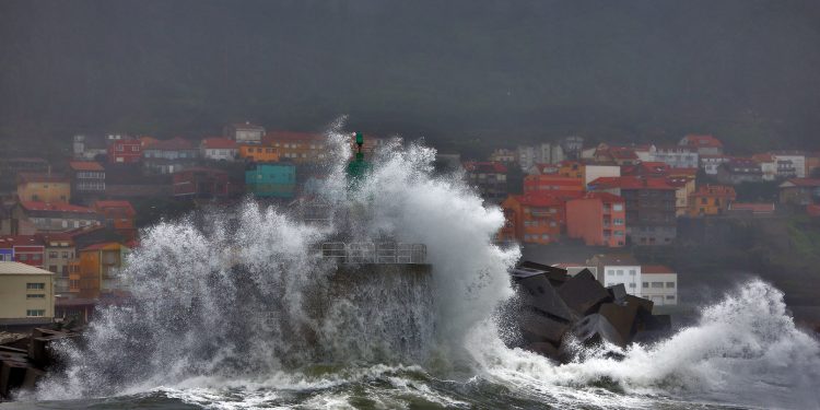 Activada la Alerta Roja en las Rías Baixas por olas de 9 metros e inundaciones