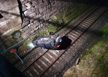 Dos heridos al caer su coche desde la A55 a la vía del tren en O Porriño