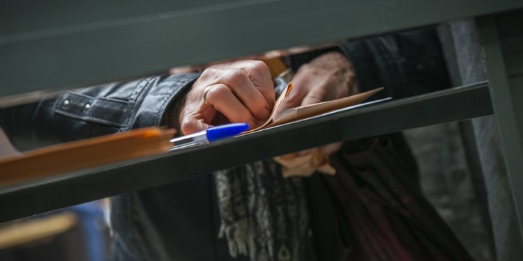 Galicia suma 68 votantes invidentes y cierra todas sus mesas electorales