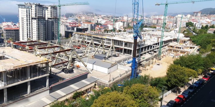 El Centro Vialia ya ofrece empleo y pide opinión a los vigueses sobre las tiendas