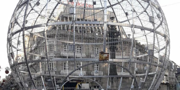 Los fans de ‘Star Wars’ se citan en la ‘Estrella de la Muerte’ de Vigo antes del encendido navideño