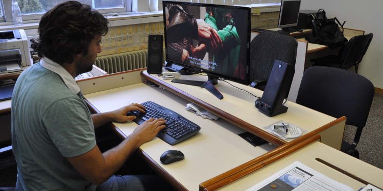 Un investigador vigués asesora a Netflix para facer os seus subtítulos máis accesibles