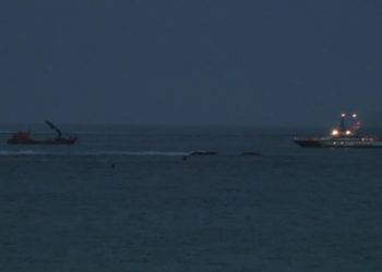 Reflotan el ‘narcosubmarino’ y lo remolcan al puerto de Aldán