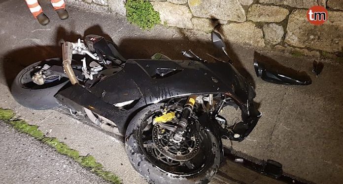 Dos motoristas vigueses, heridos en un accidente en Viladesuso